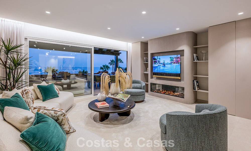 Stijlvol gerenoveerd appartement op eerstelijnsstrand, met frontaal zeezicht, tussen Marbella en Estepona 782919