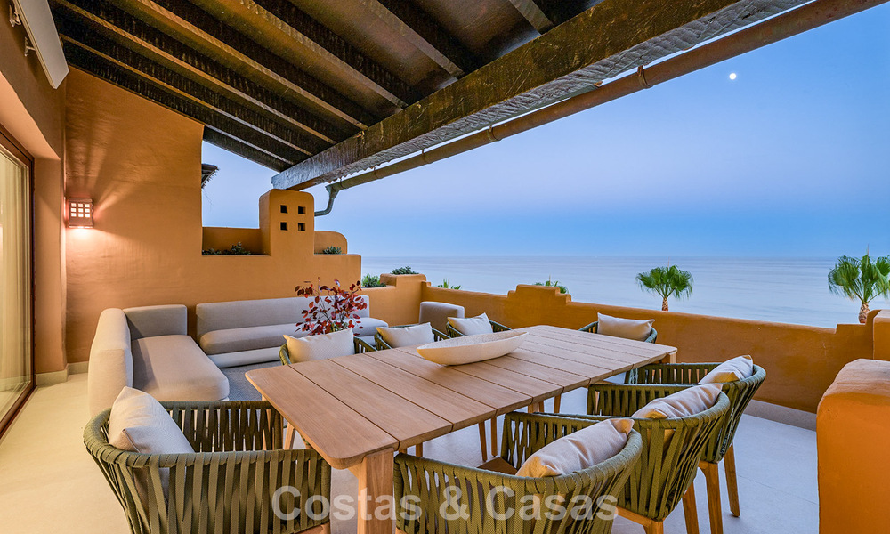 Stijlvol gerenoveerd appartement op eerstelijnsstrand, met frontaal zeezicht, tussen Marbella en Estepona 782921