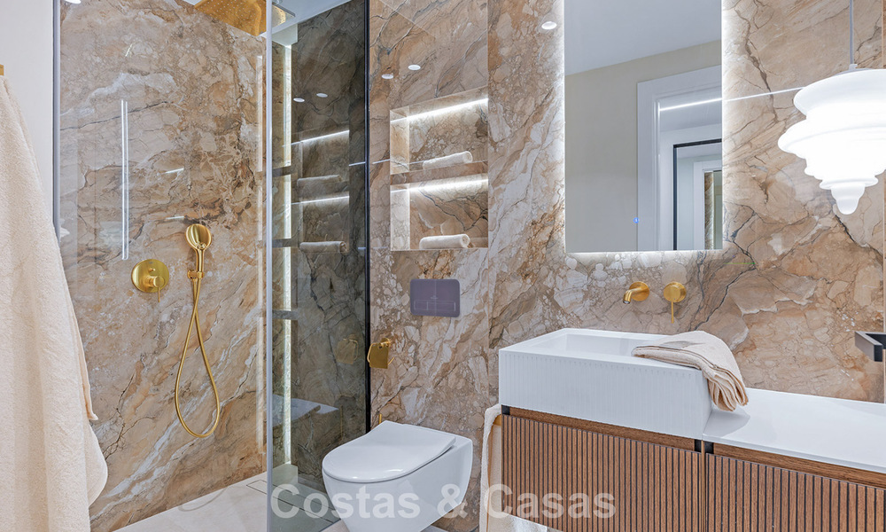 Stijlvol gerenoveerd appartement op eerstelijnsstrand, met frontaal zeezicht, tussen Marbella en Estepona 782927