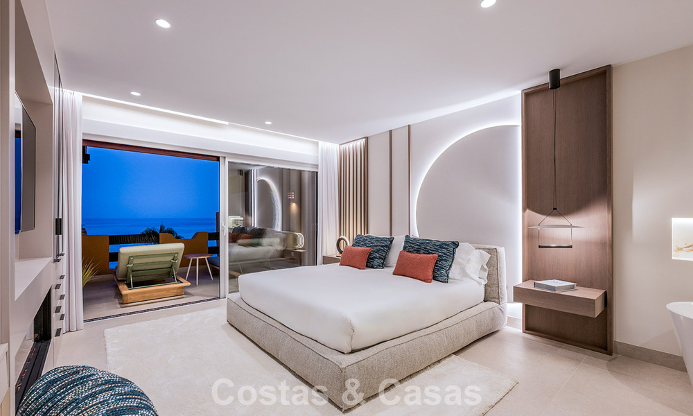 Stijlvol gerenoveerd appartement op eerstelijnsstrand, met frontaal zeezicht, tussen Marbella en Estepona 782928