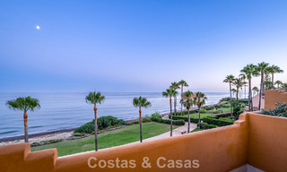 Stijlvol gerenoveerd appartement op eerstelijnsstrand, met frontaal zeezicht, tussen Marbella en Estepona 782933 