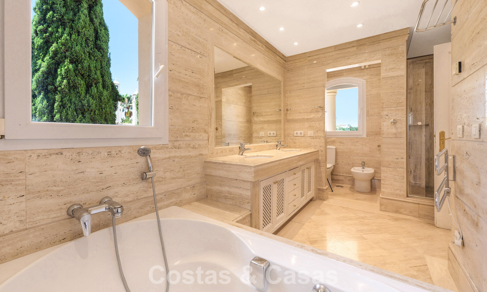 Prachtig, luxe penthouse te koop met 3 slaapkamers in een eerstelijns golfcomplex in Nueva Andalucia, Marbella 783873