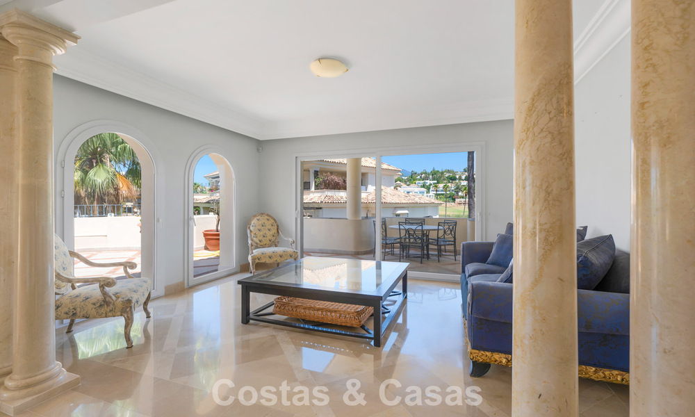 Prachtig, luxe penthouse te koop met 3 slaapkamers in een eerstelijns golfcomplex in Nueva Andalucia, Marbella 783890