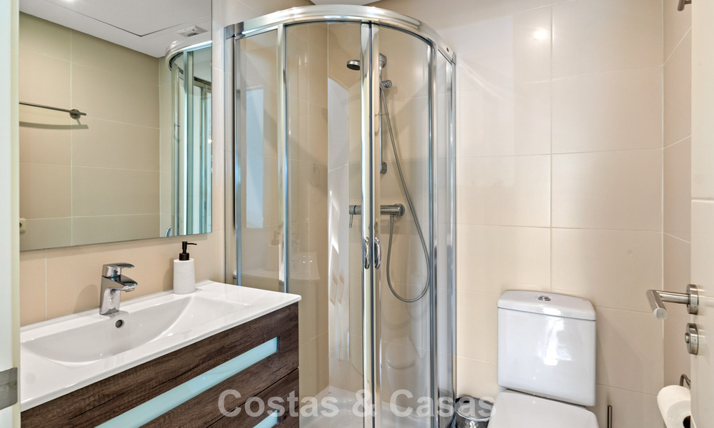 Instapklaar, 2-slaapkamer tuinappartement te koop in een exclusief complex nabij een grote blauwe lagune aan de Costa del Sol 783968