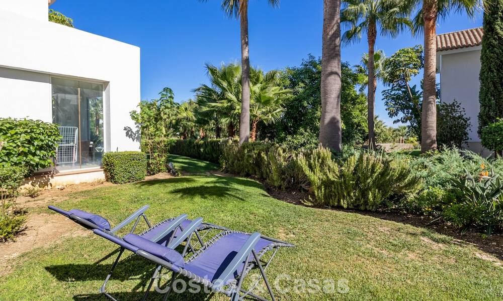 Instapklaar, 2-slaapkamer tuinappartement te koop in een exclusief complex nabij een grote blauwe lagune aan de Costa del Sol 783971