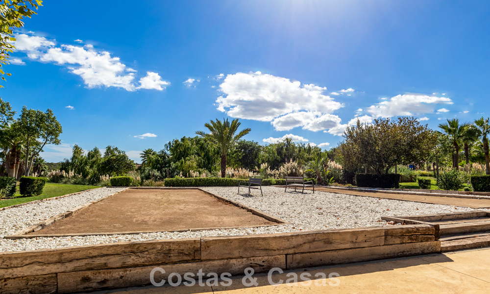 Instapklaar, 2-slaapkamer tuinappartement te koop in een exclusief complex nabij een grote blauwe lagune aan de Costa del Sol 783975