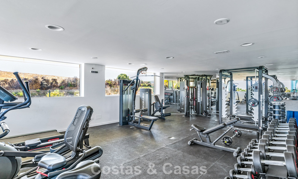 Instapklaar, 2-slaapkamer tuinappartement te koop in een exclusief complex nabij een grote blauwe lagune aan de Costa del Sol 783981