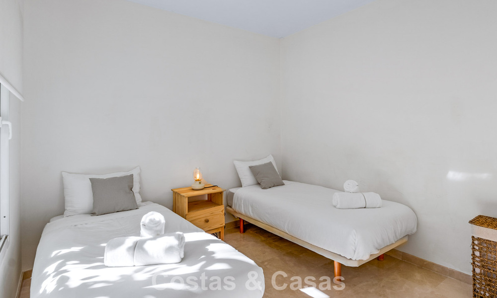 Instapklaar, 2-slaapkamer tuinappartement te koop in een exclusief complex nabij een grote blauwe lagune aan de Costa del Sol 783997