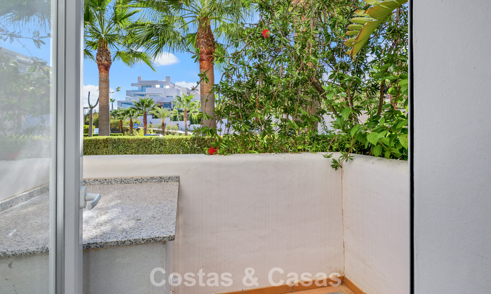 Instapklaar, 2-slaapkamer tuinappartement te koop in een exclusief complex nabij een grote blauwe lagune aan de Costa del Sol 783999