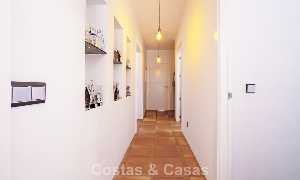 Instapklare, gelijkvloerse luxevilla te koop eerstelijns golf in een toonaangevend resort in Mijas, Costa del Sol 783919
