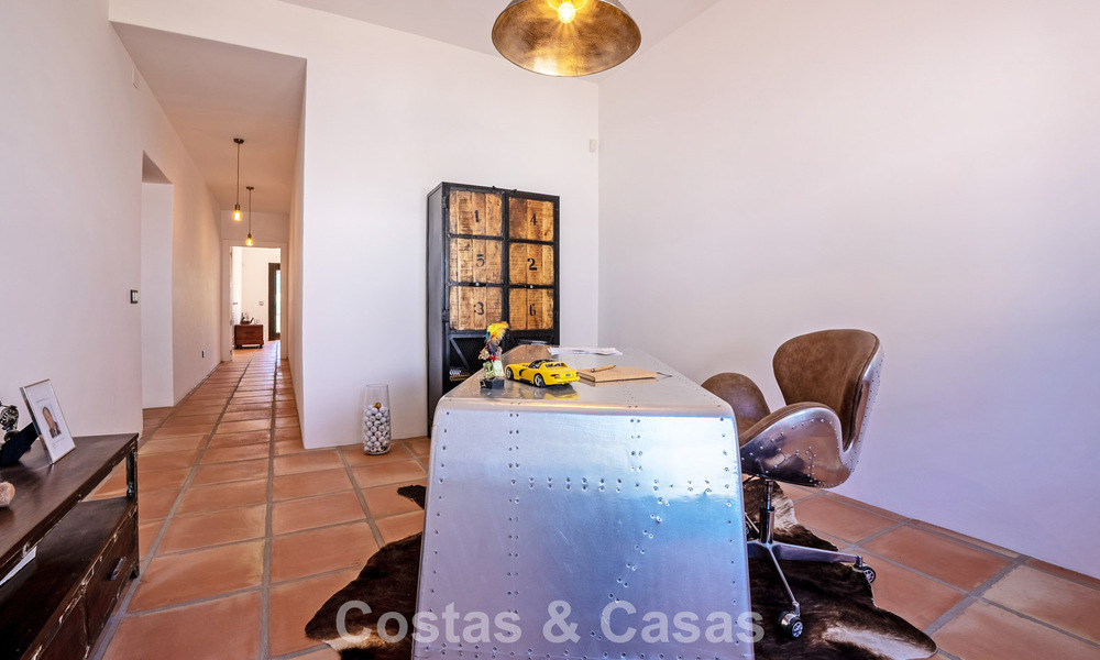 Instapklare, gelijkvloerse luxevilla te koop eerstelijns golf in een toonaangevend resort in Mijas, Costa del Sol 783925