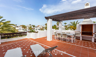 Duplex penthouse te koop met zeezicht in een eerstelijns strandcomplex op loopafstand van Puerto Banus, Marbella 784146 