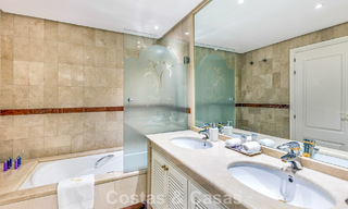 Duplex penthouse te koop met zeezicht in een eerstelijns strandcomplex op loopafstand van Puerto Banus, Marbella 784148 