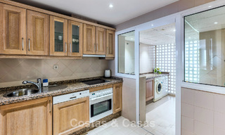 Duplex penthouse te koop met zeezicht in een eerstelijns strandcomplex op loopafstand van Puerto Banus, Marbella 784150 