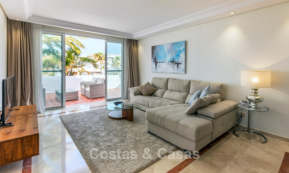 Duplex penthouse te koop met zeezicht in een eerstelijns strandcomplex op loopafstand van Puerto Banus, Marbella 784152