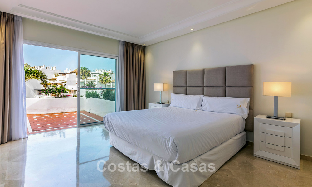 Duplex penthouse te koop met zeezicht in een eerstelijns strandcomplex op loopafstand van Puerto Banus, Marbella 784156
