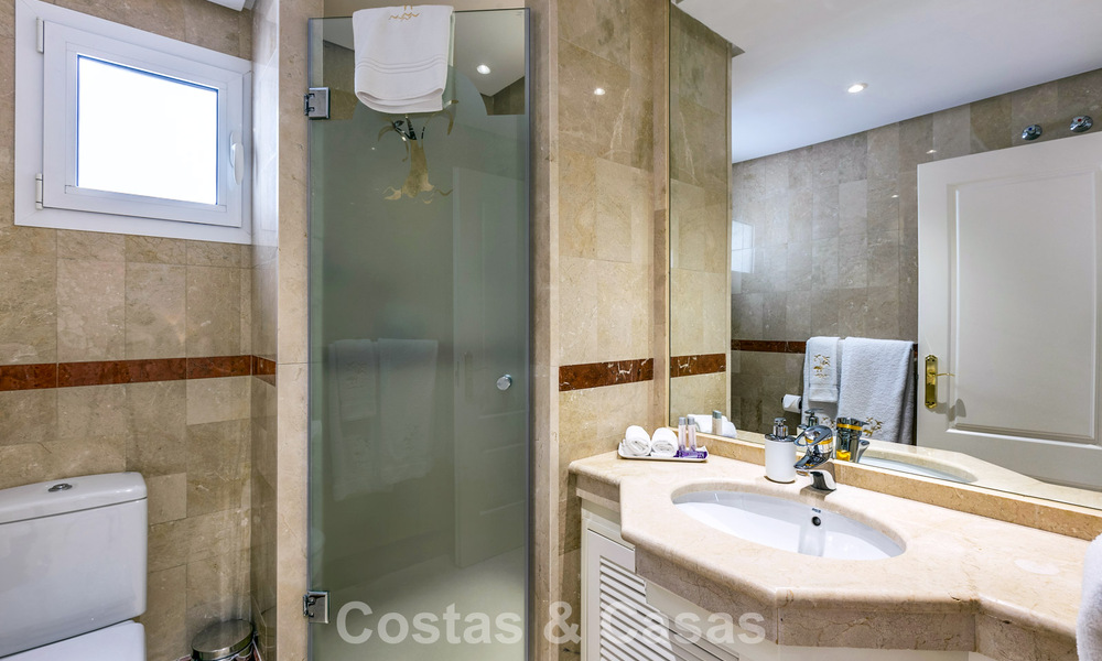 Duplex penthouse te koop met zeezicht in een eerstelijns strandcomplex op loopafstand van Puerto Banus, Marbella 784157