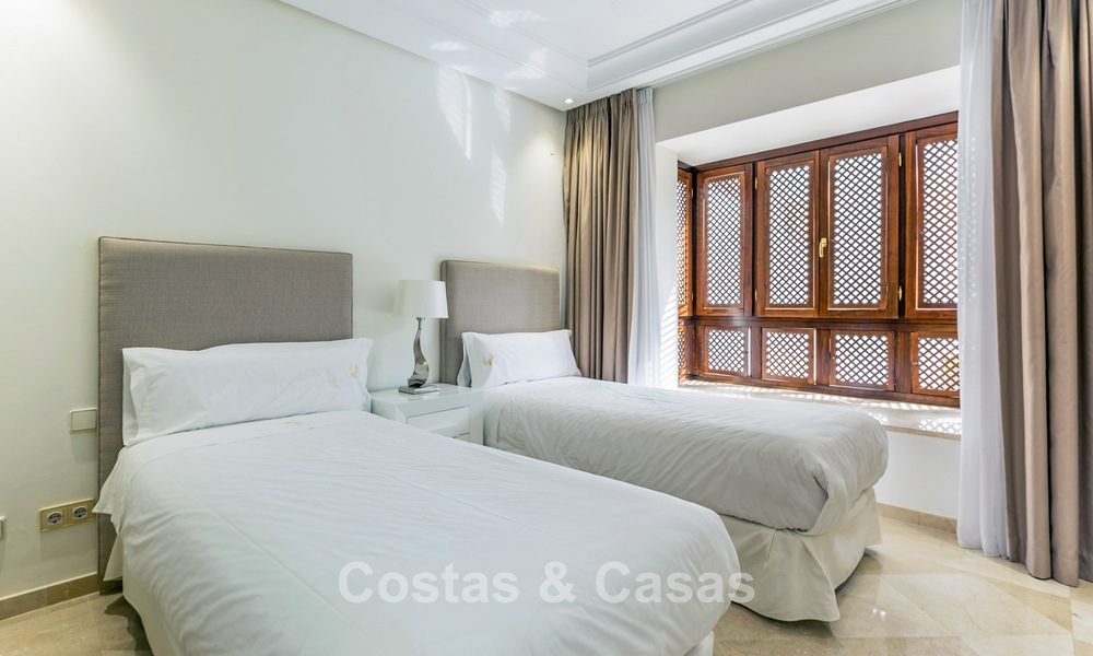 Duplex penthouse te koop met zeezicht in een eerstelijns strandcomplex op loopafstand van Puerto Banus, Marbella 784158