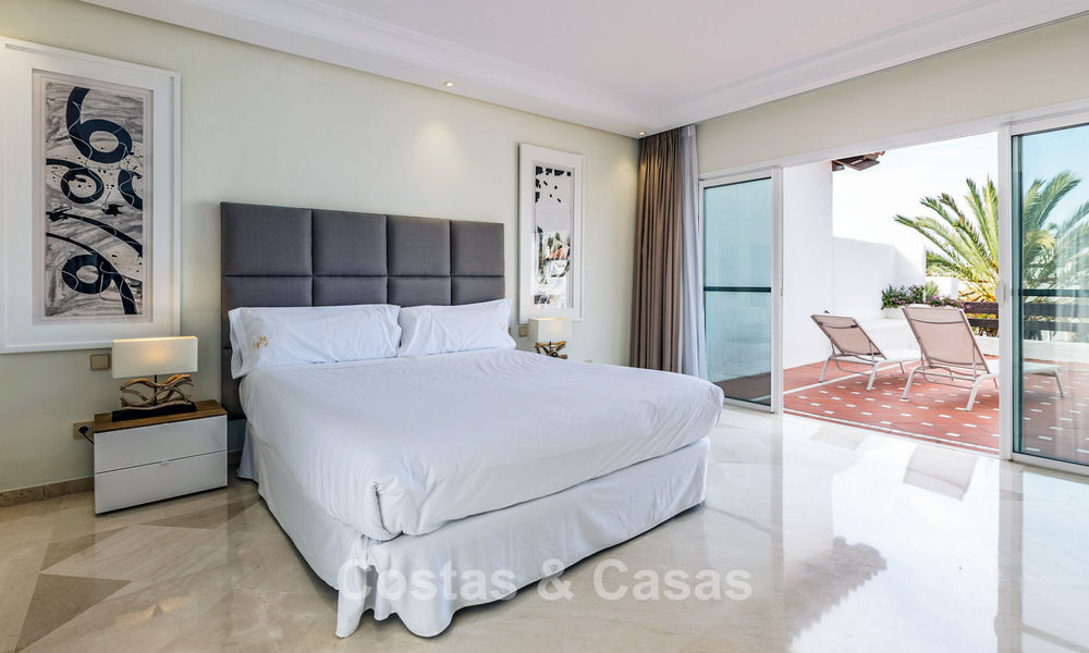 Duplex penthouse te koop met zeezicht in een eerstelijns strandcomplex op loopafstand van Puerto Banus, Marbella 784159