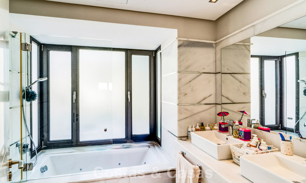 Prachtige, moderne, mediterrane villa te koop in een beveiligd exclusief complex op de Golden Mile van Marbella 784270