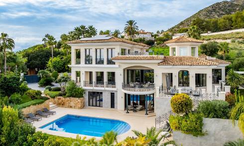 Indrukwekkende villa met authentieke architectuur en zeezicht te koop in Sierra Blanca op Marbella’s Golden Mile 784632