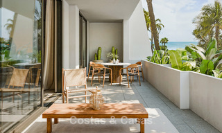 Gerenoveerd appartement met zeezicht te koop in een frontlijn strandcomplex op loopafstand van Puerto Banus, Marbella 784681 