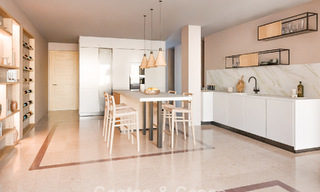 Gerenoveerd appartement met zeezicht te koop in een frontlijn strandcomplex op loopafstand van Puerto Banus, Marbella 784683 