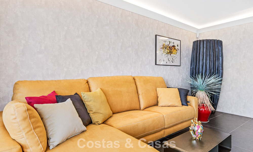 Gemoderniseerd luxe appartement met panoramische zeezicht te koop in Golfresort te Marbella - Benahavis 784848