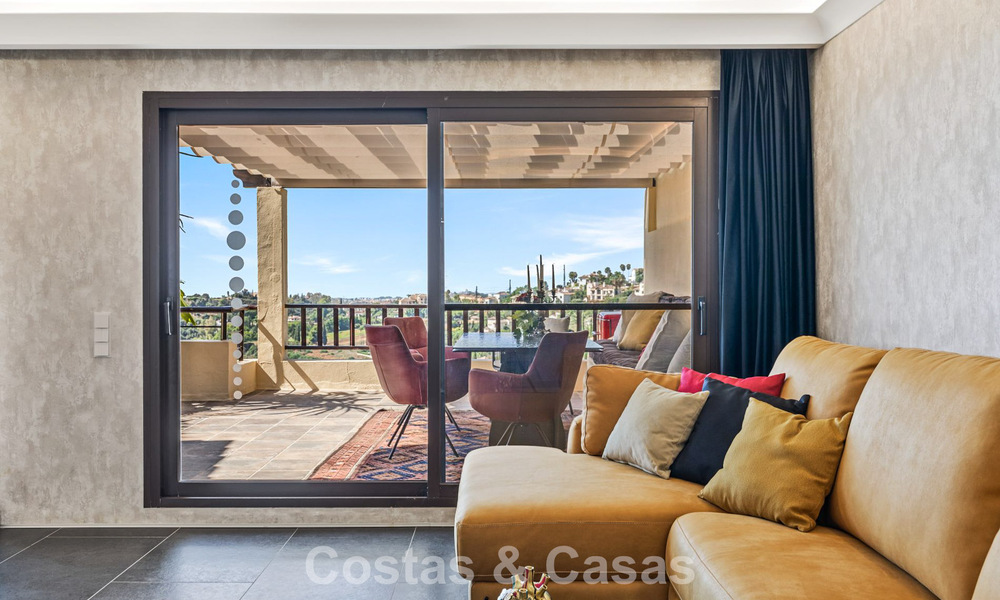Gemoderniseerd luxe appartement met panoramische zeezicht te koop in Golfresort te Marbella - Benahavis 784851
