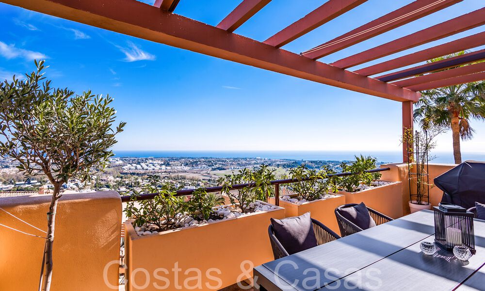 Instapklaar, luxe penthouse met panoramische zichten op golf, zee en bergen te koop in Benahavis - Marbella 784818