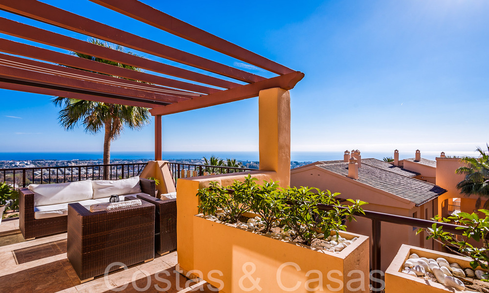 Instapklaar, luxe penthouse met panoramische zichten op golf, zee en bergen te koop in Benahavis - Marbella 784825