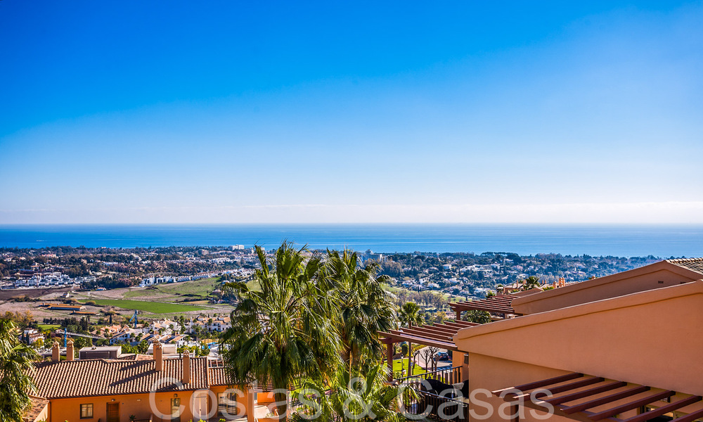Instapklaar, luxe penthouse met panoramische zichten op golf, zee en bergen te koop in Benahavis - Marbella 784827