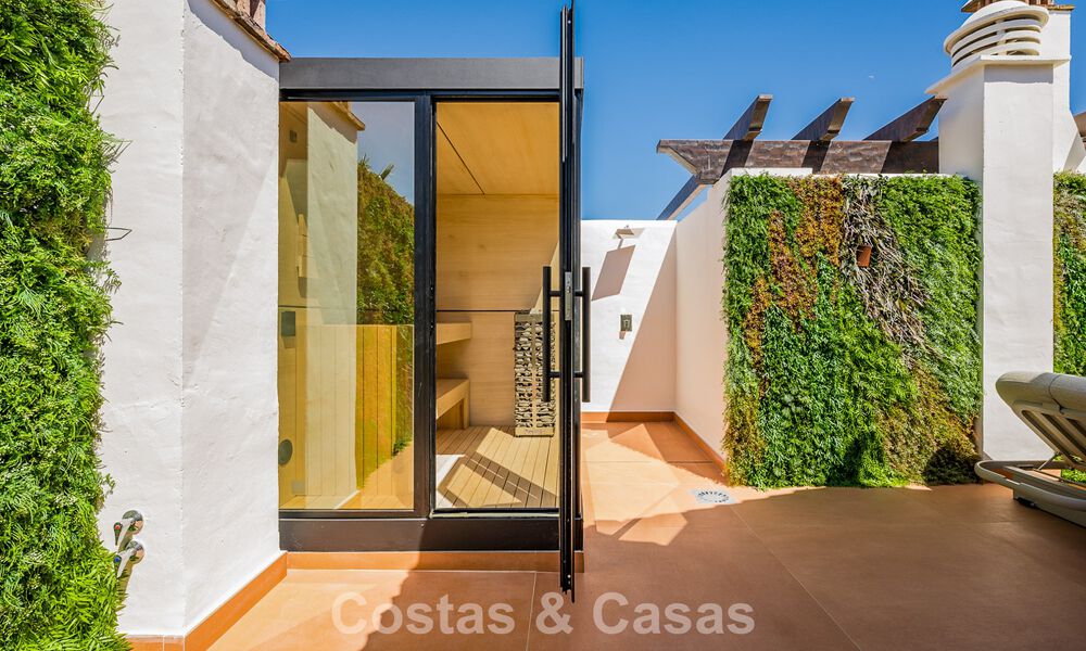 Luxe penthouse met zeezicht te koop in een gated strandcomplex op de New Golden Mile tussen Marbella en Estepona 785037