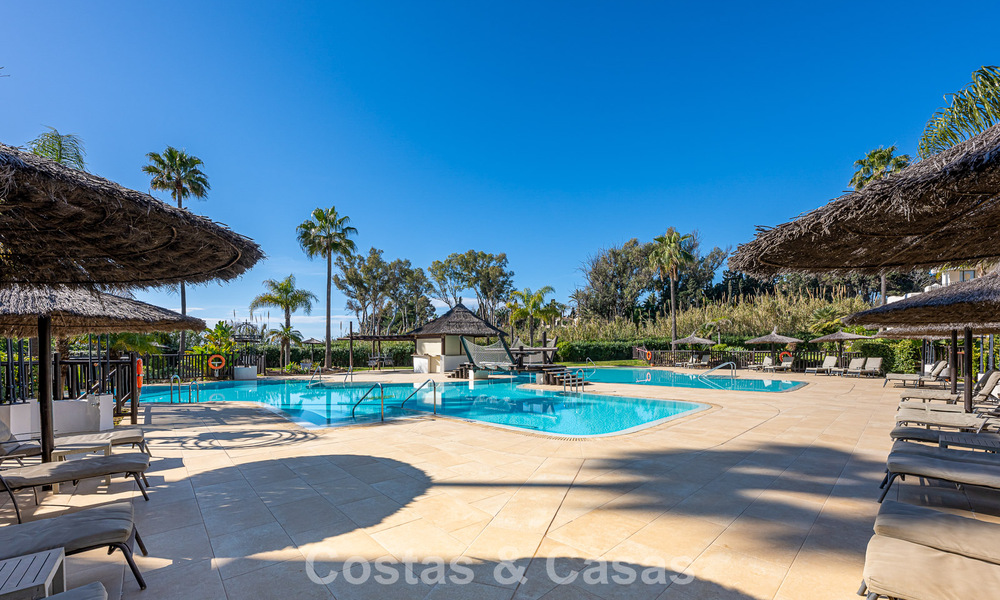 Luxe penthouse met zeezicht te koop in een gated strandcomplex op de New Golden Mile tussen Marbella en Estepona 795124