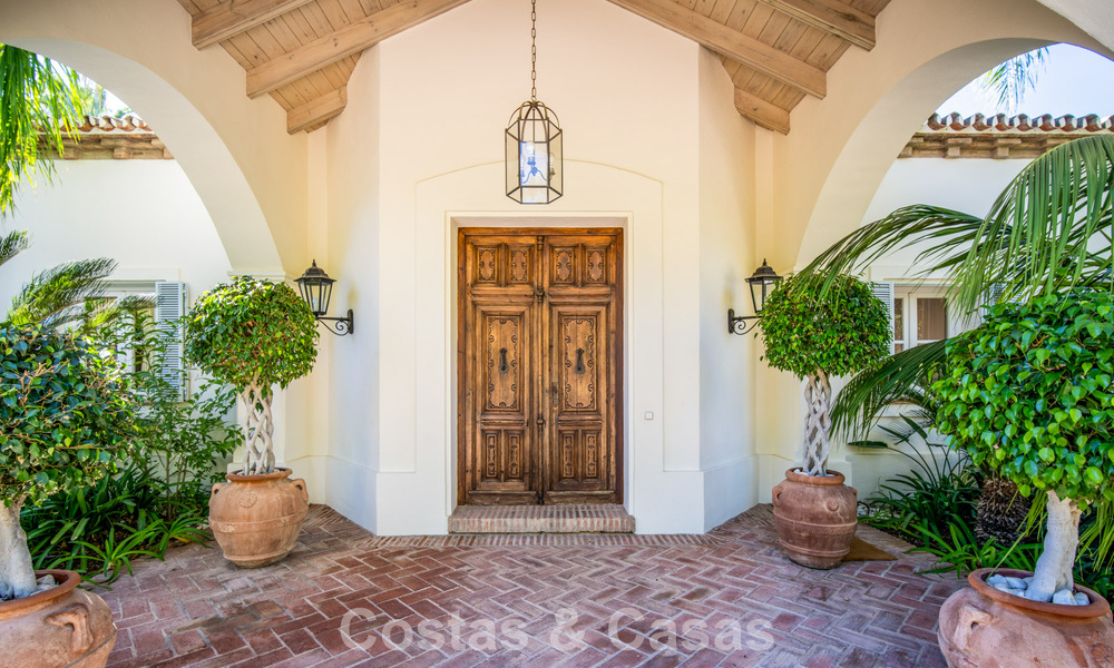Prachtige, mediterrane luxevilla te koop in een afgeschermde urbanisatie op de Golden Mile van Marbella 785102