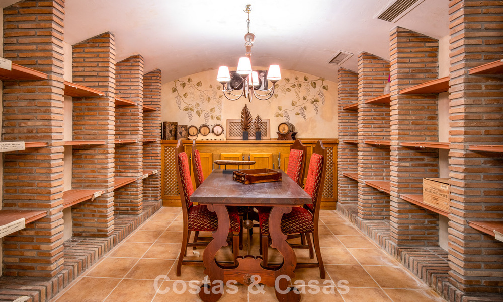 Prachtige, mediterrane luxevilla te koop in een afgeschermde urbanisatie op de Golden Mile van Marbella 785103