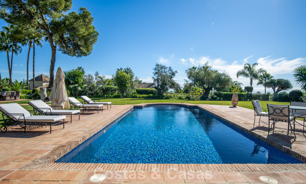 Prachtige, mediterrane luxevilla te koop in een afgeschermde urbanisatie op de Golden Mile van Marbella 785106