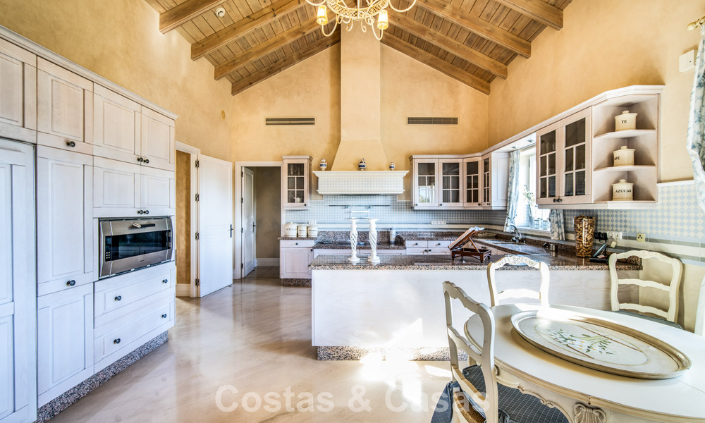 Prachtige, mediterrane luxevilla te koop in een afgeschermde urbanisatie op de Golden Mile van Marbella 785119