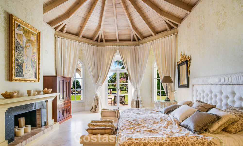 Prachtige, mediterrane luxevilla te koop in een afgeschermde urbanisatie op de Golden Mile van Marbella 785120