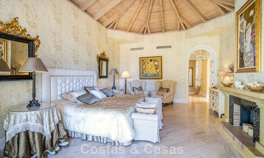 Prachtige, mediterrane luxevilla te koop in een afgeschermde urbanisatie op de Golden Mile van Marbella 785121