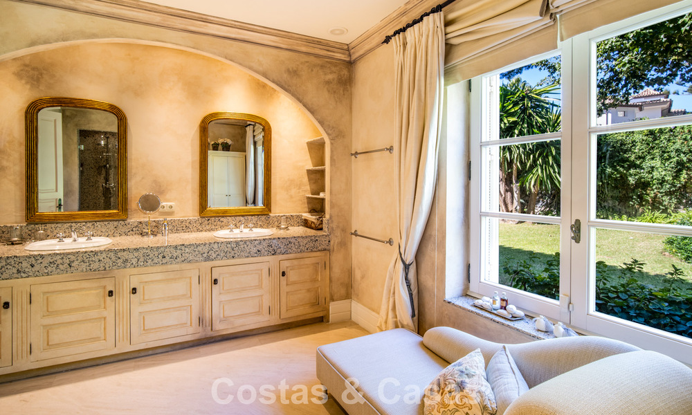 Prachtige, mediterrane luxevilla te koop in een afgeschermde urbanisatie op de Golden Mile van Marbella 785122