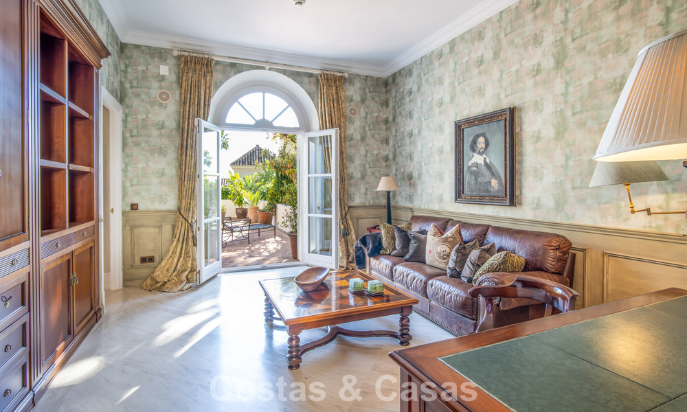 Prachtige, mediterrane luxevilla te koop in een afgeschermde urbanisatie op de Golden Mile van Marbella 785123