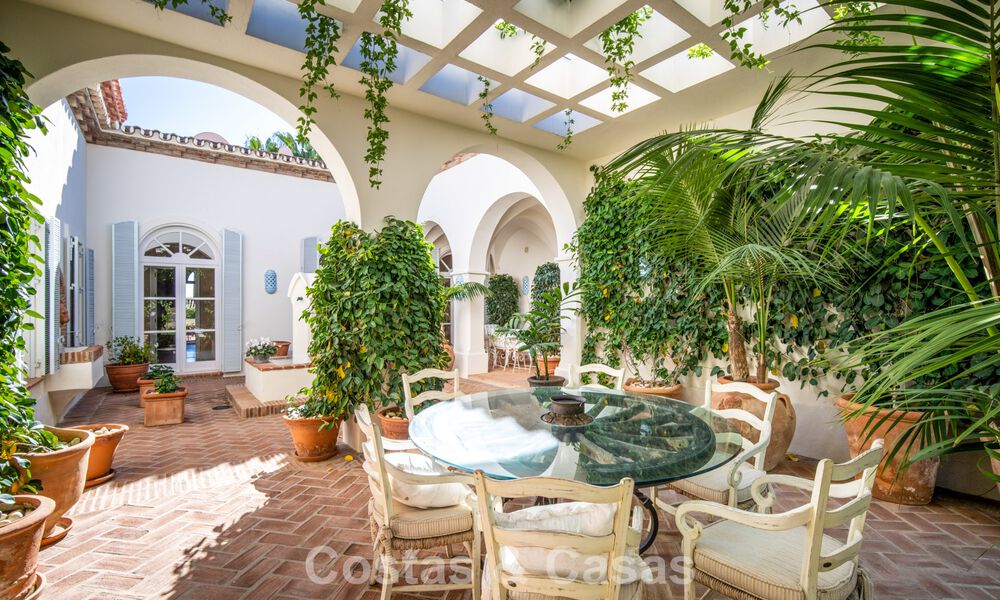 Prachtige, mediterrane luxevilla te koop in een afgeschermde urbanisatie op de Golden Mile van Marbella 785126