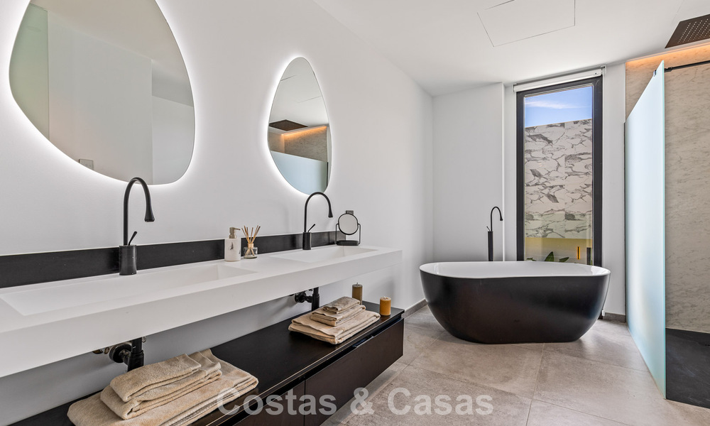 Instapklare, contemporaine luxevilla te koop aan de golfbaan op de New Golden Mile, Marbella - Estepona 785133