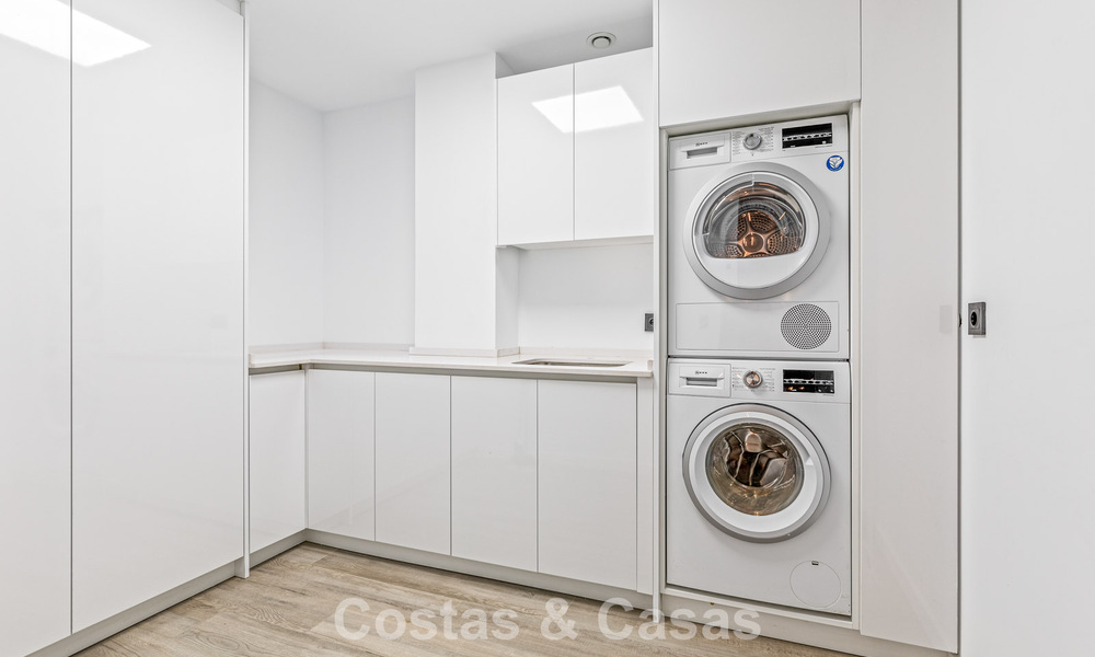 Instapklare, contemporaine luxevilla te koop aan de golfbaan op de New Golden Mile, Marbella - Estepona 785158
