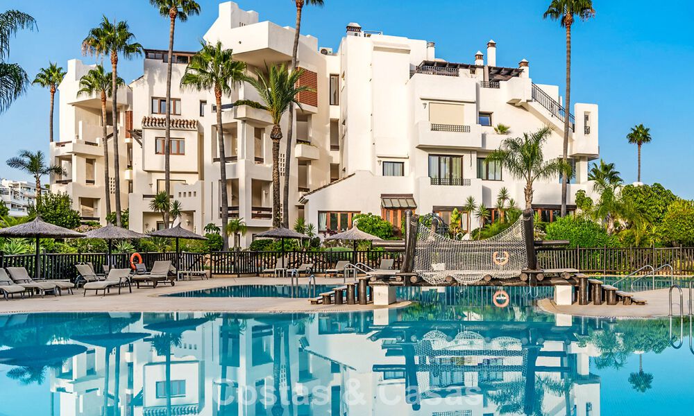 Luxe appartement met zeezicht te koop in een exclusief strandcomplex op de New Golden Mile tussen Marbella en Estepona 785217