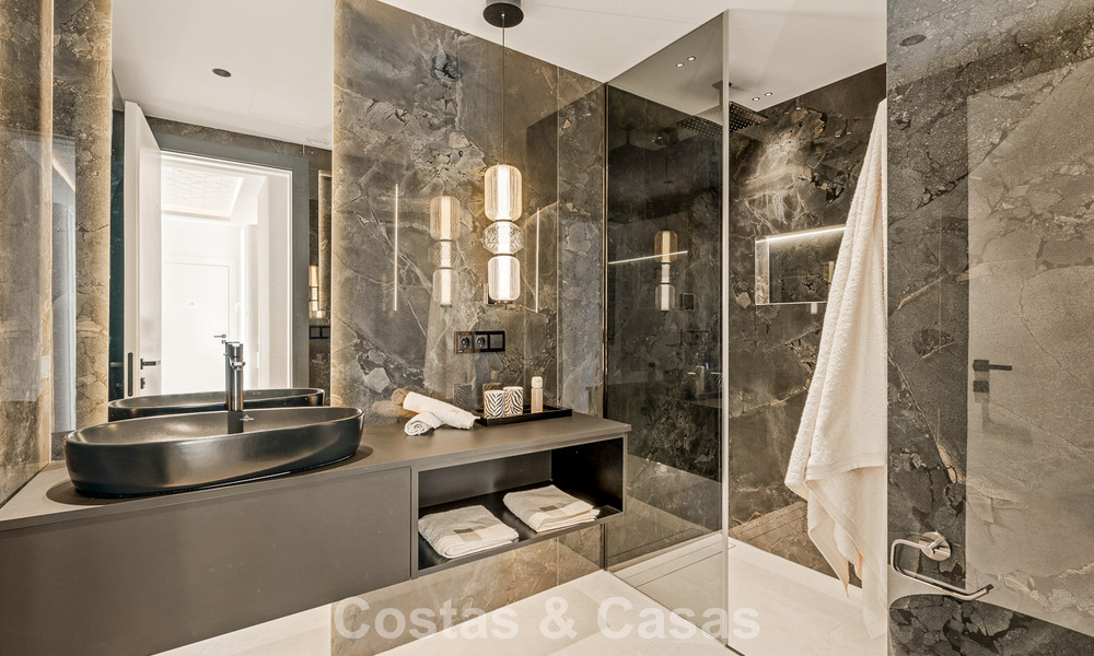 Gerenoveerd penthouse met zeezicht te koop aan het strand op de New Golden Mile tussen Marbella en Estepona 785283