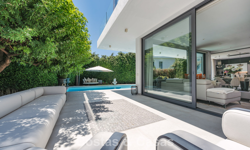 Modernistische villa te koop in een private community omgeven door groen, op de New Golden Mile tussen Marbella en Estepona 785370