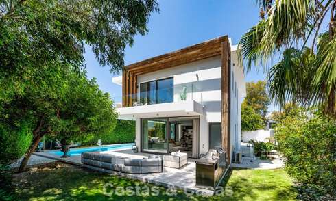 Modernistische villa te koop in een private community omgeven door groen, op de New Golden Mile tussen Marbella en Estepona 785371