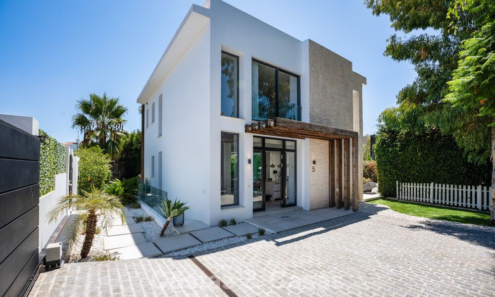 Modernistische villa te koop in een private community omgeven door groen, op de New Golden Mile tussen Marbella en Estepona 785373